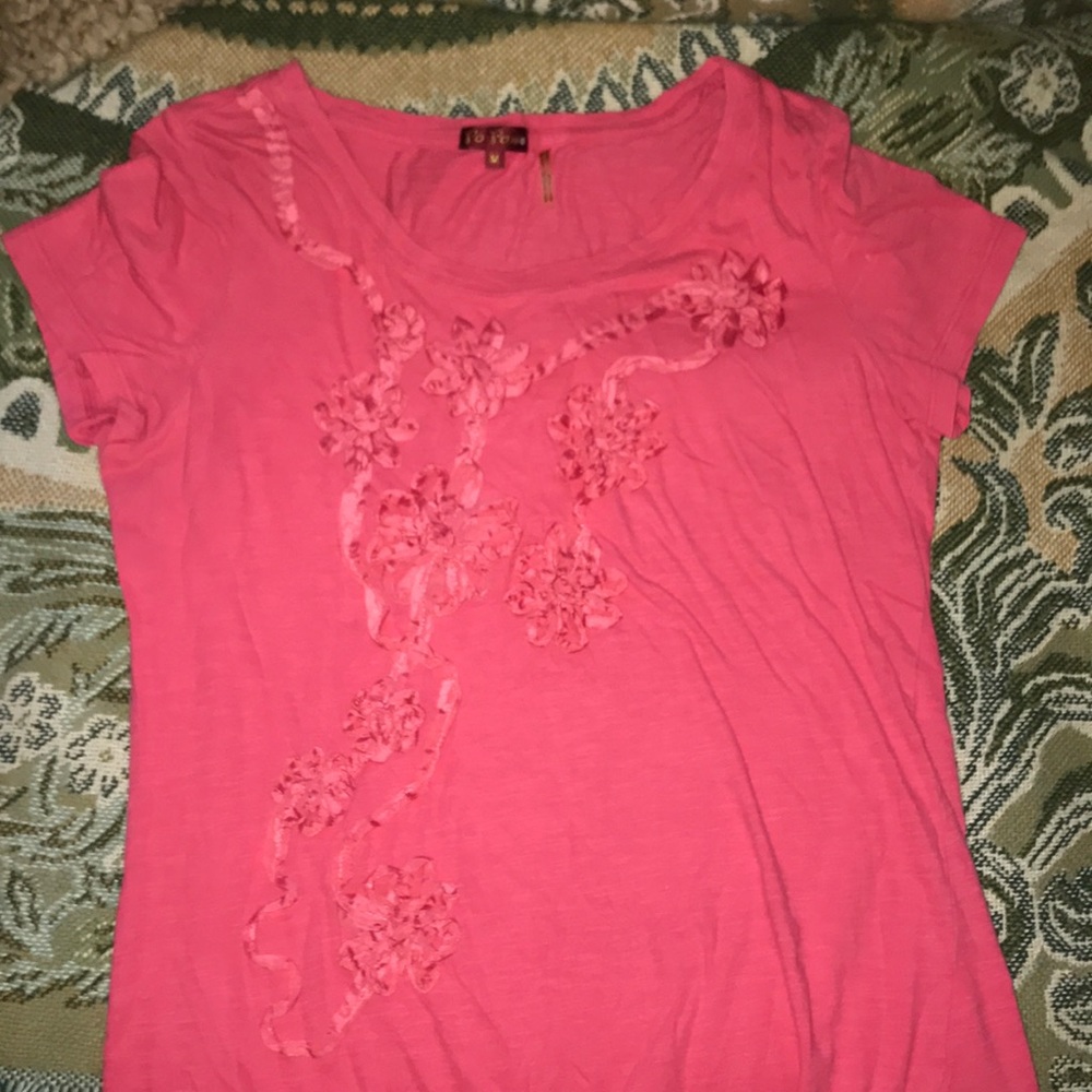 Woman’s size M appliqué coral red shirt.